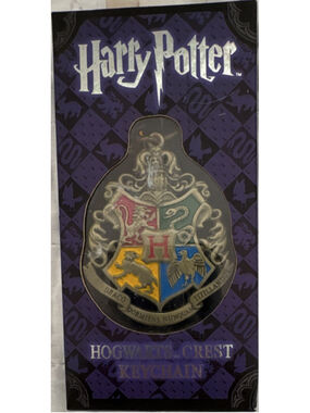 The Noble Collection Harry Potter Hogwarts Crest Keychain NN7681